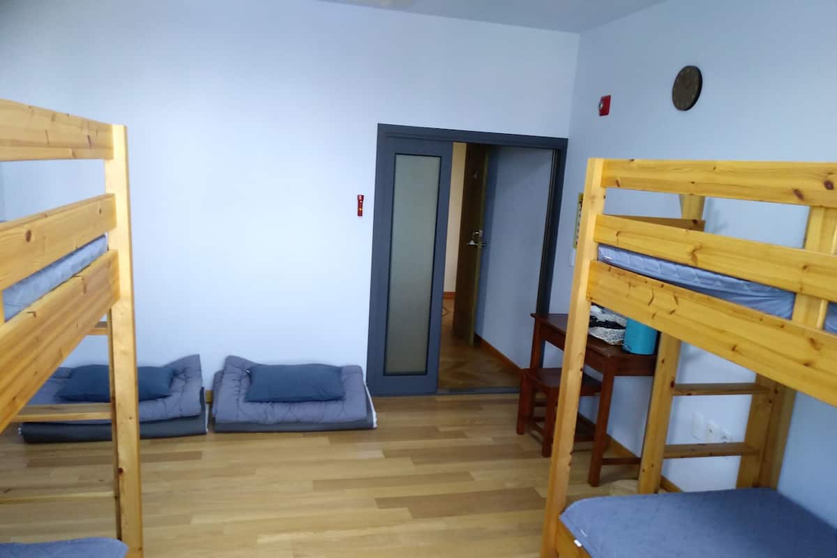 4 bedrooms, premium bedding, desk, laptop workspace