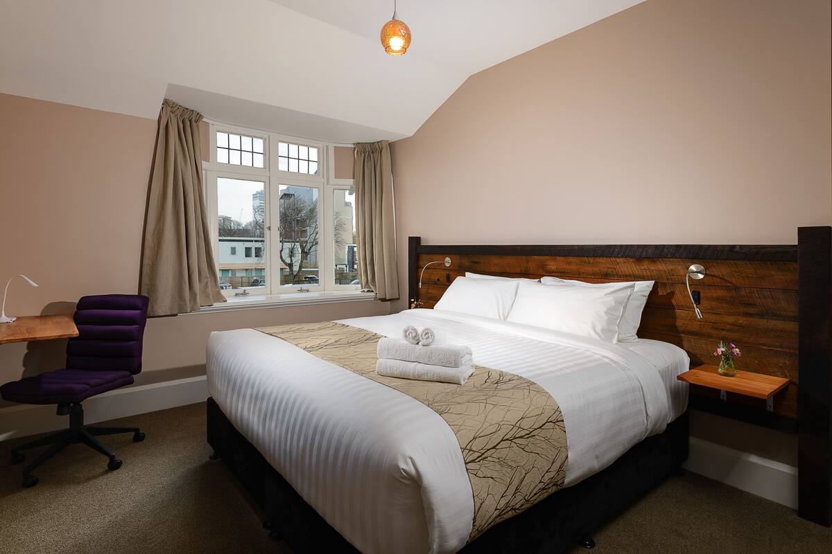 King or Twin Room, Shared Bathroom (The Jarrah) | Blackout drapes, soundproofing, iron/ironing board (on request)