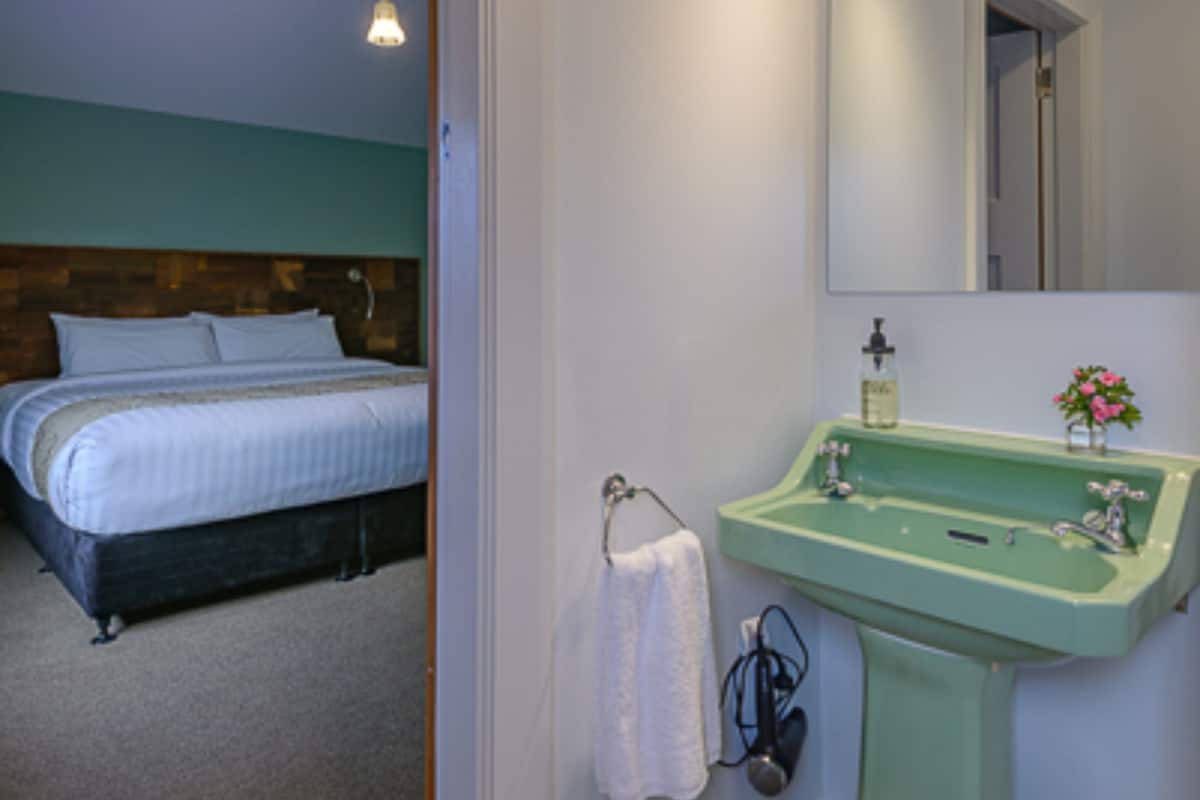 Tek Büyük veya İki Ayrı Yataklı Oda, Özel Banyo | Güneşlik/perde, ses yalıtımı, ütü/ütü masası