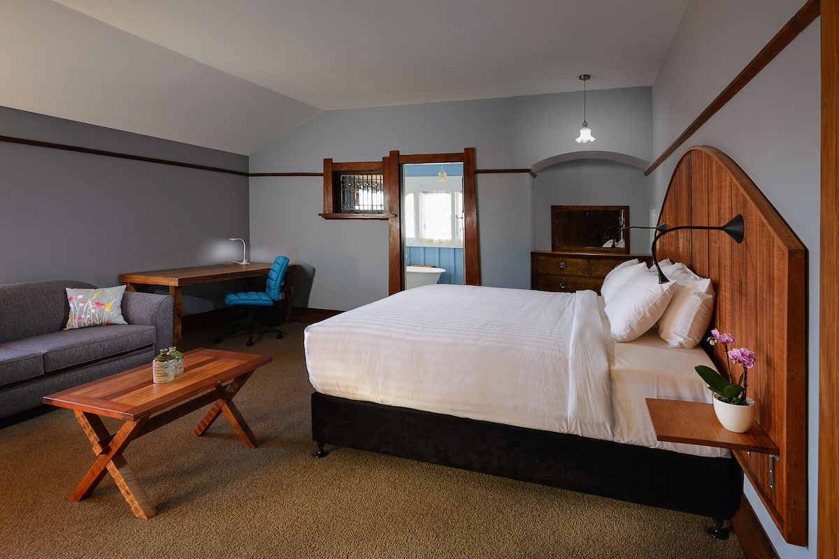 Luxury King Room, Private Bathroom (The Oak) | Blackout drapes, soundproofing, iron/ironing board, free WiFi