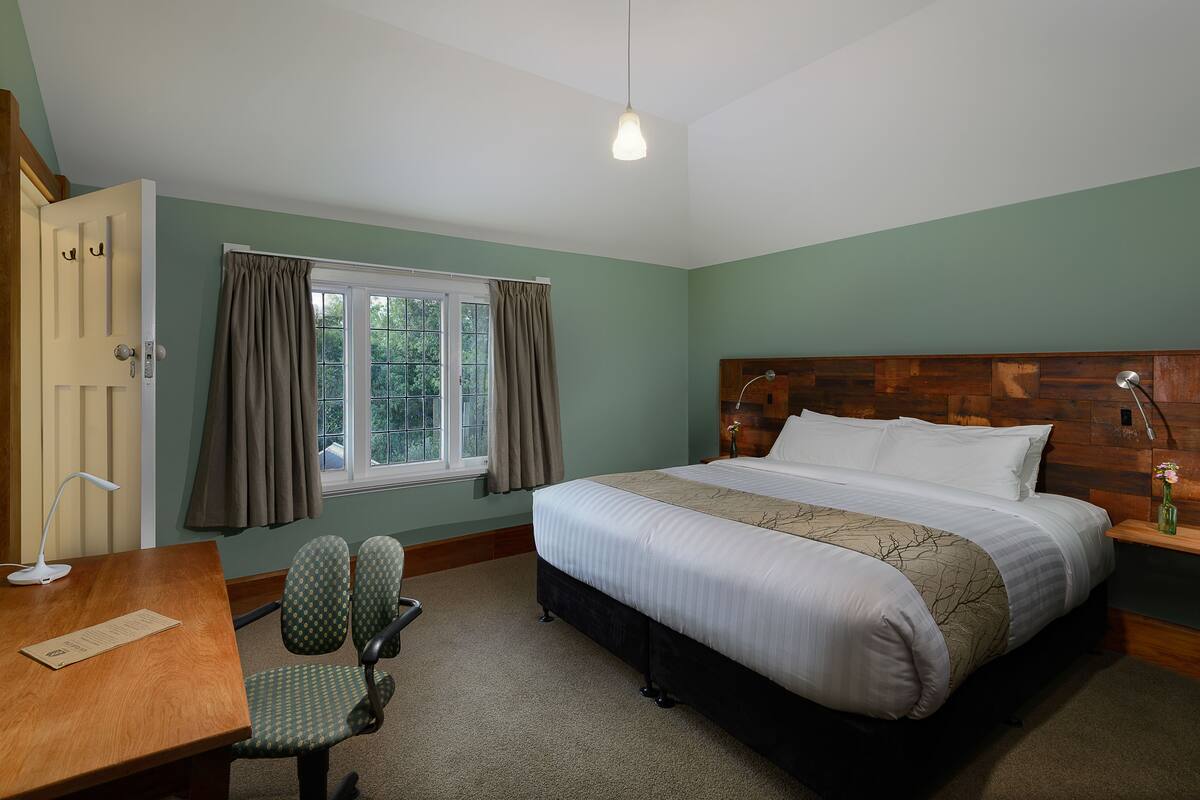 King or Twin Room, Private Bathroom (The Rimu) | Blackout drapes, soundproofing, iron/ironing board (on request)