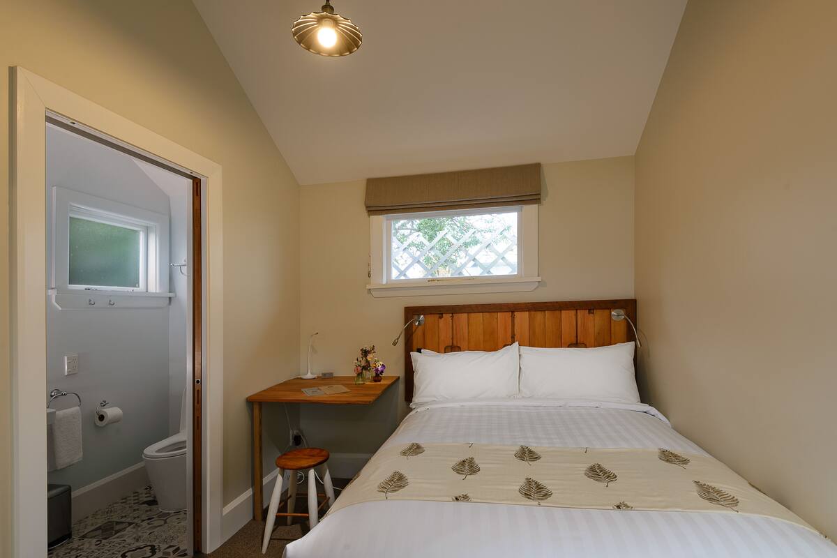 Double Room, Private Bathroom (The Kauri) | Blackout drapes, soundproofing, iron/ironing board (on request)