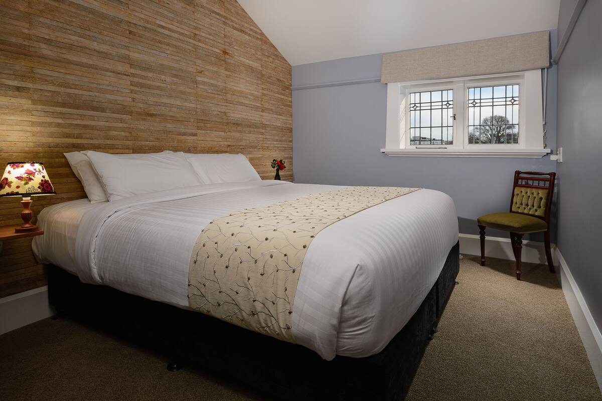 King or Twin Room, Shared Bathroom (The Oregon)  | Blackout drapes, soundproofing, iron/ironing board (on request)