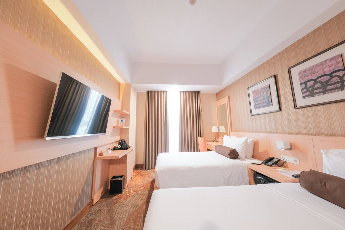 Premium bedding, minibar (free items), in-room safe, desk