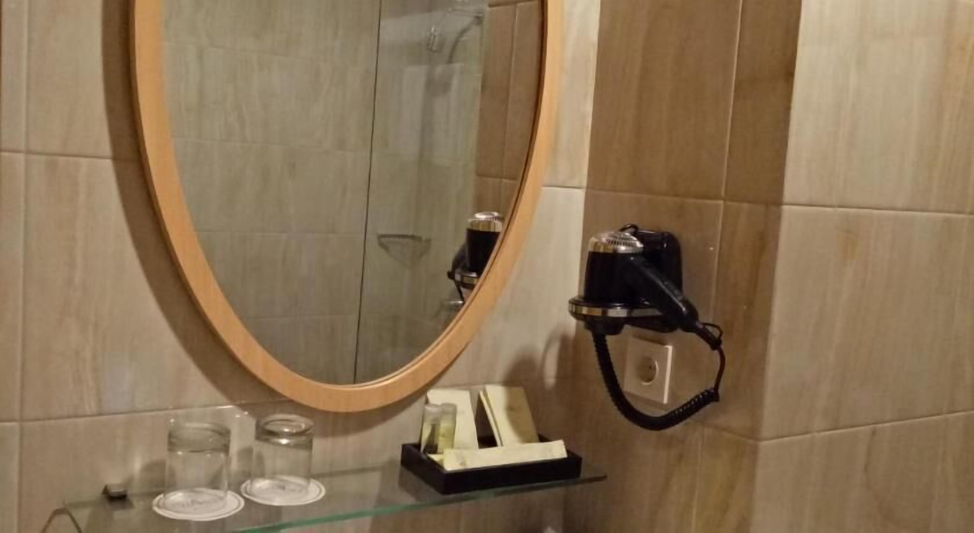 浴室 | 淋浴設備、免費梳洗用品、風筒、拖鞋