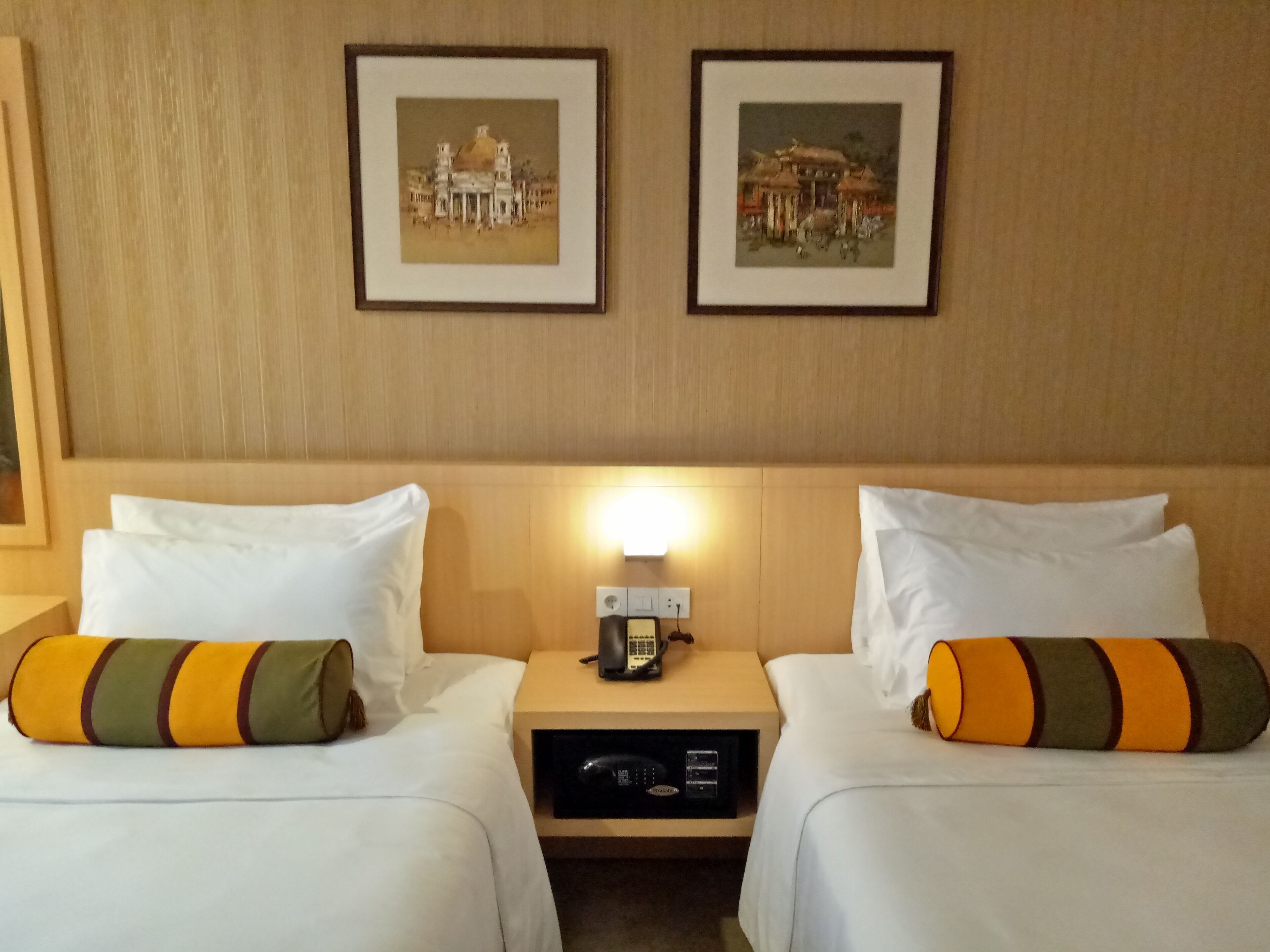 Ropa de cama de alta calidad y minibar con artículos gratuitos