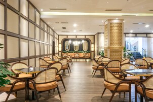 Se sirven desayunos, almuerzos y cenas; cocina internacional