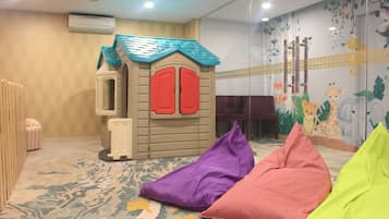 Área de juegos infantiles bajo techo