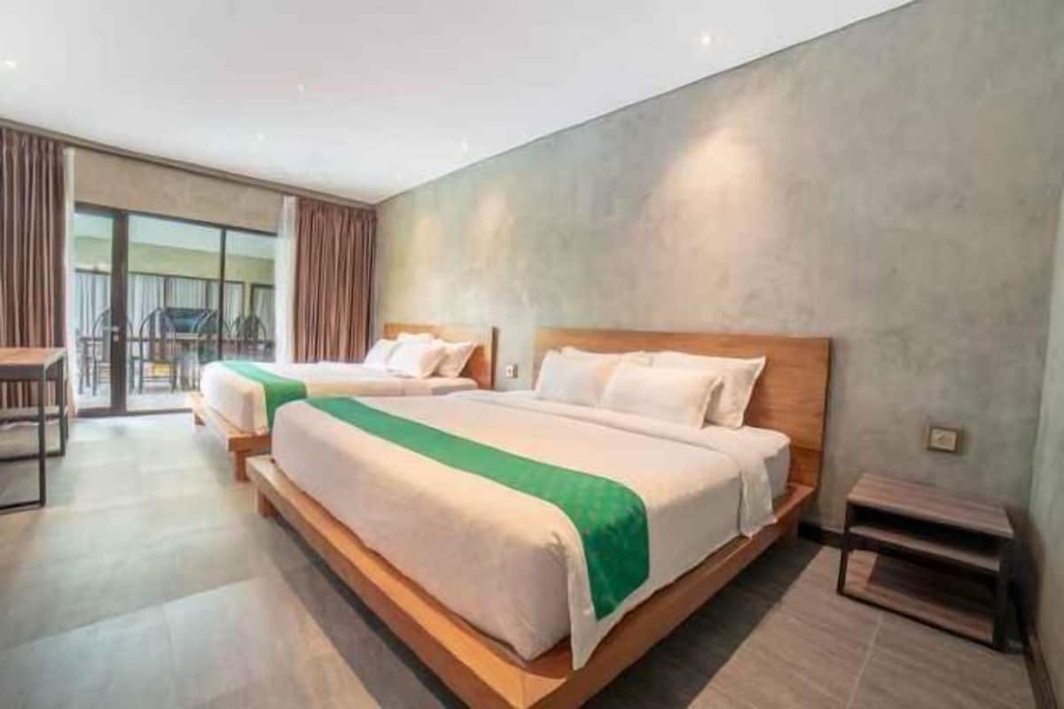 Premium bedding, minibar, in-room safe, desk