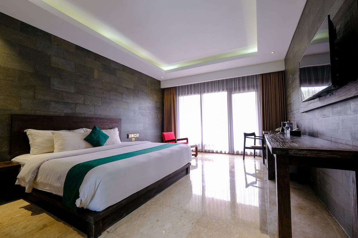Premium bedding, minibar, in-room safe, desk