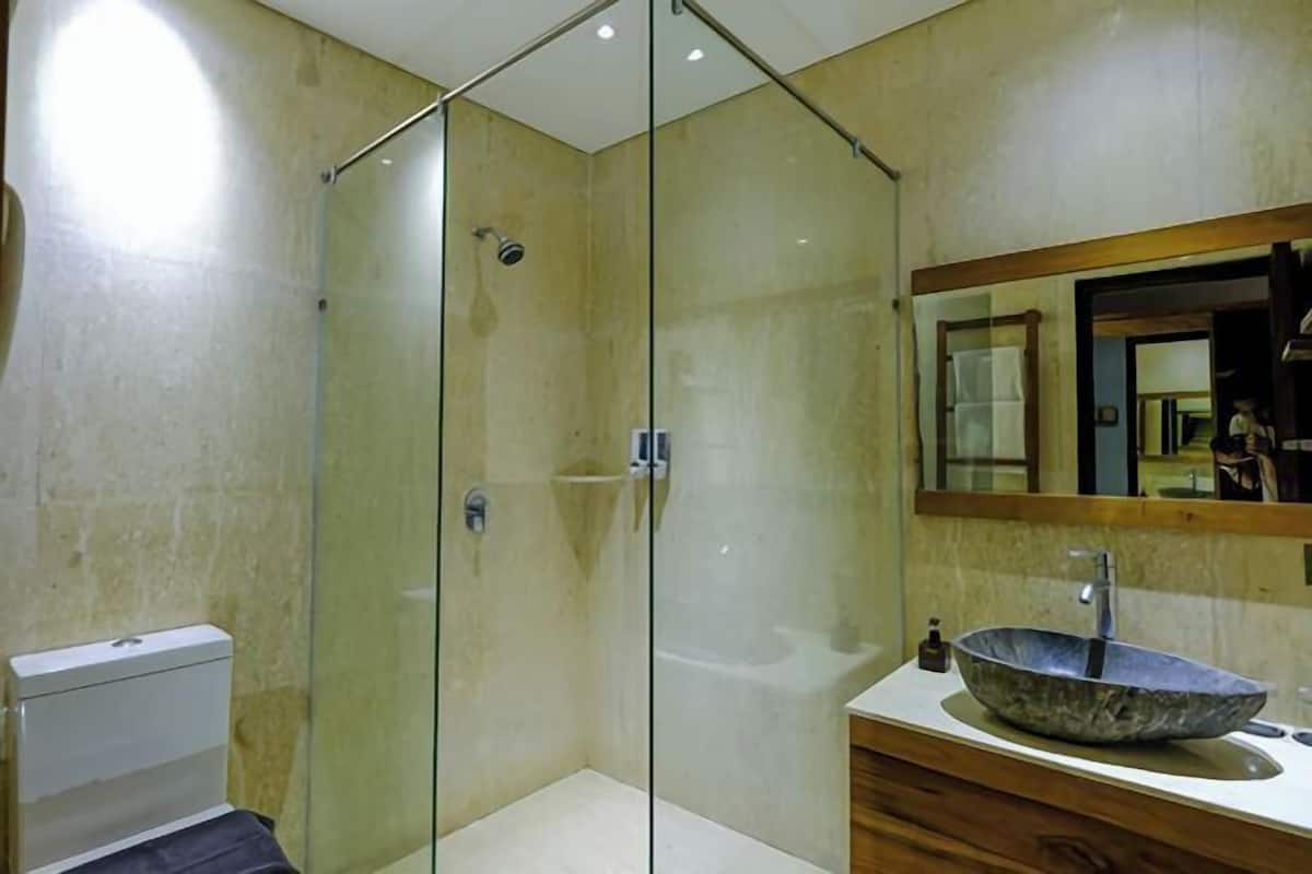 Douche, douche à « effet pluie », articles de toilette gratuits