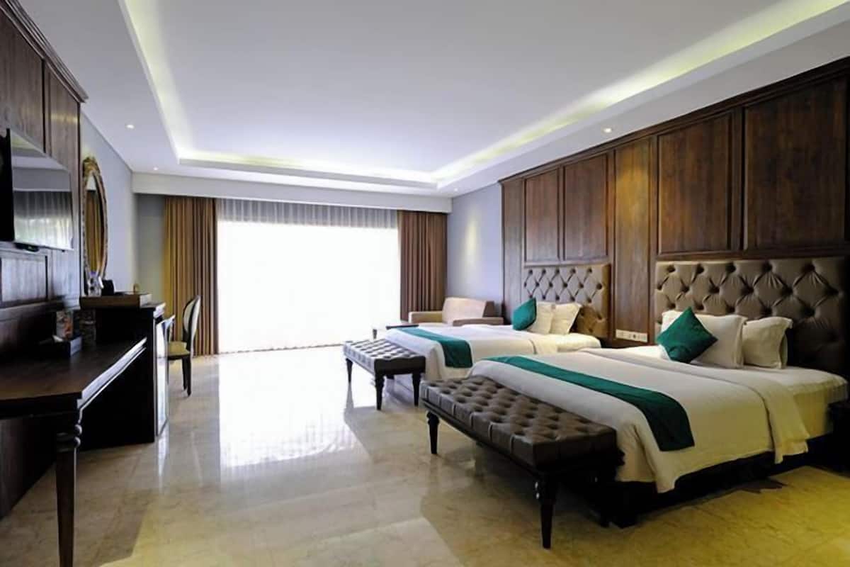Premium bedding, minibar, in-room safe, desk