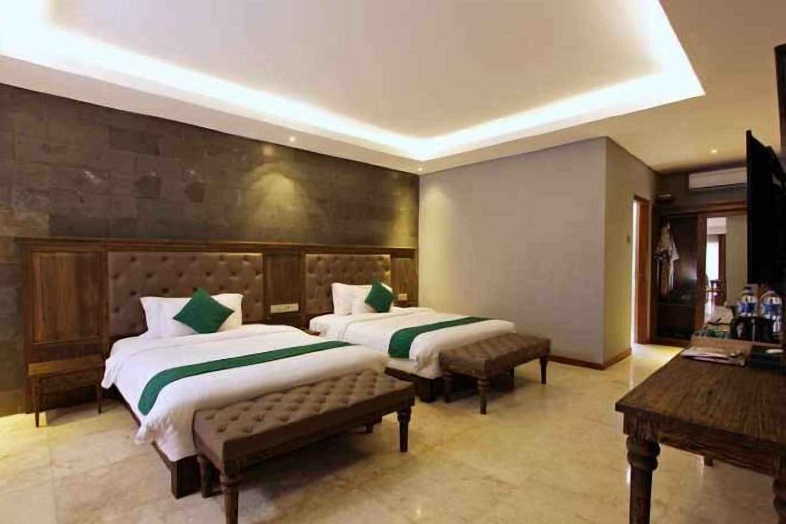 高档床上用品、迷你吧、客房内保险箱、办公桌