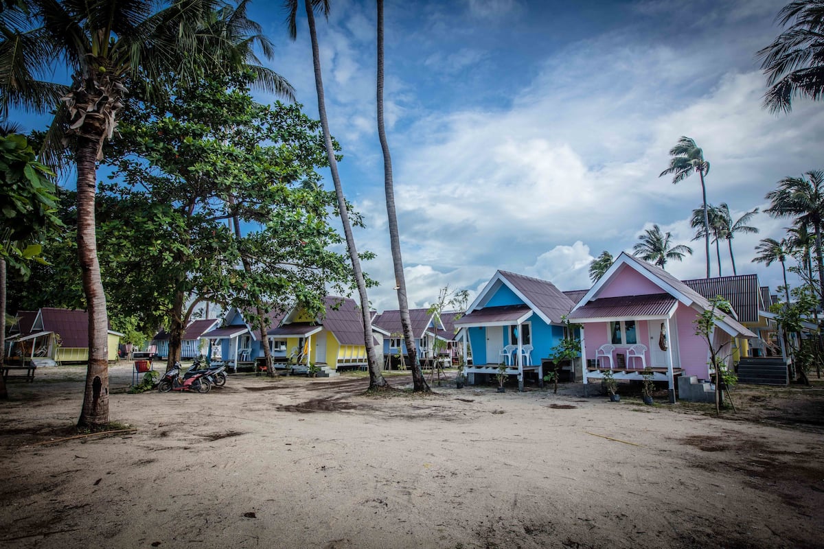 Beachfront Bungalow | Terrace/patio