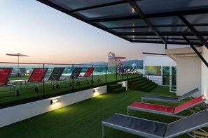Piscine extérieure, parasols de plage, chaises longues
