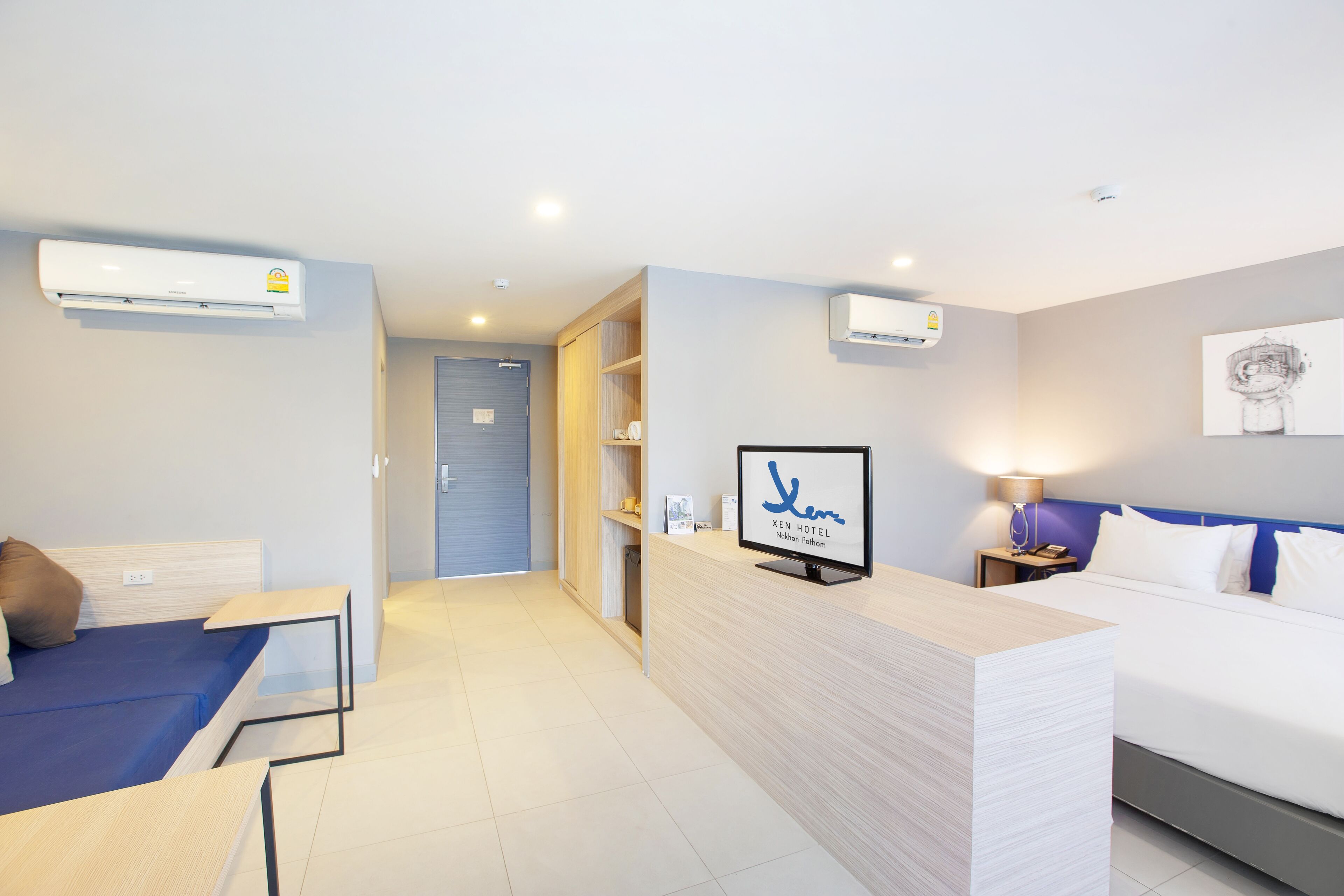 deluxe premium room | living area | flat-screen tv