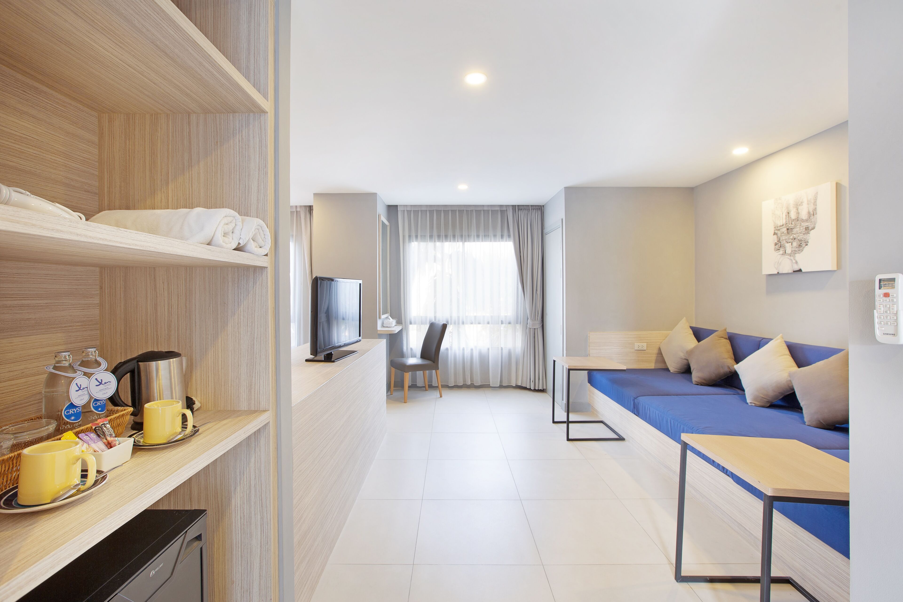 deluxe premium room | living area | flat-screen tv