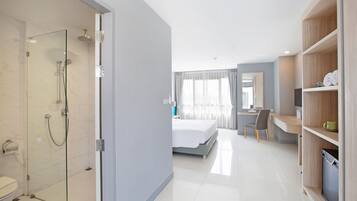 デラックス ルーム | バスルーム | シャワー、バスアメニティ (無料)、ヘアドライヤー、スリッパ