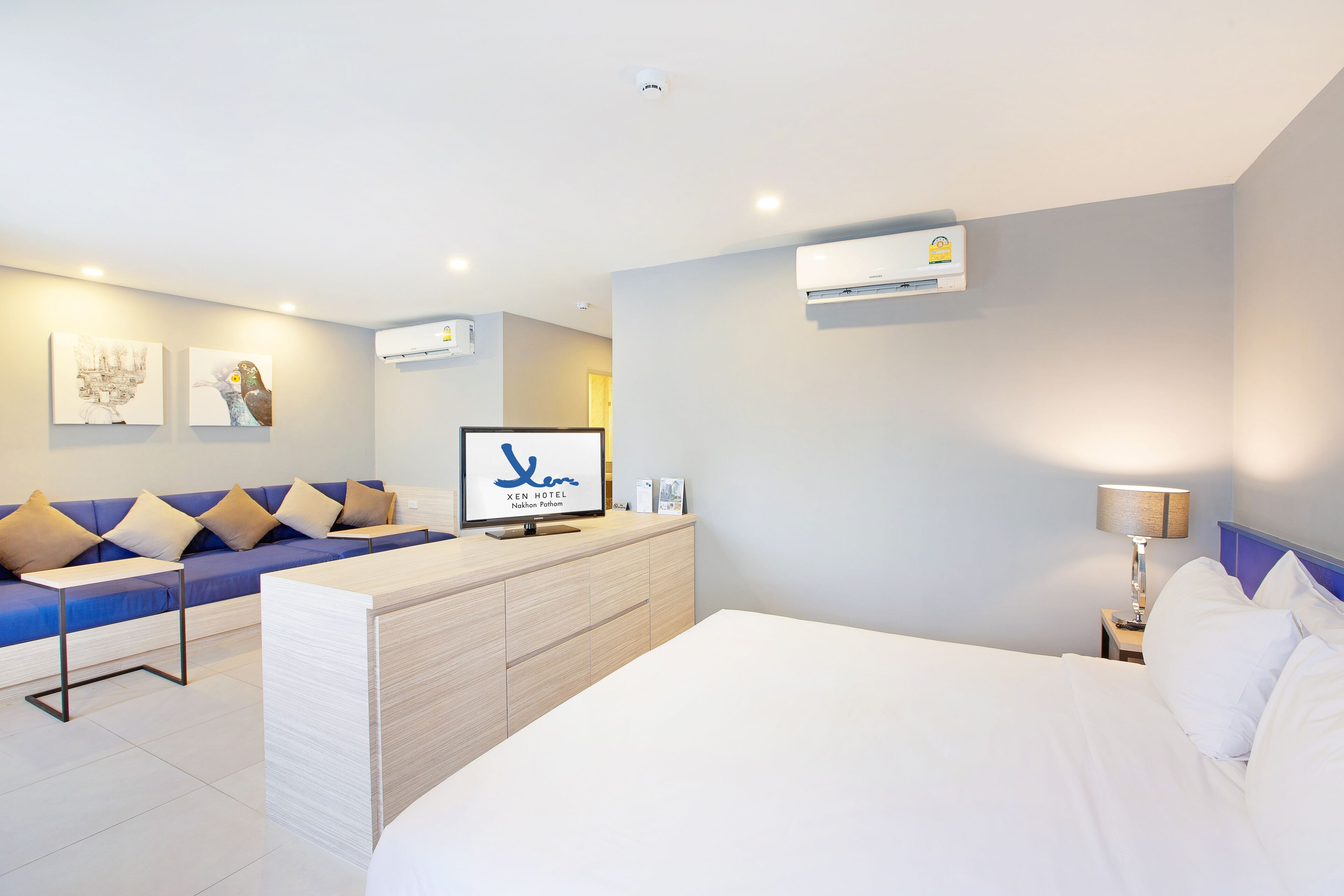 deluxe premium room | minibar, desk, iron/ironing board, rollaway beds