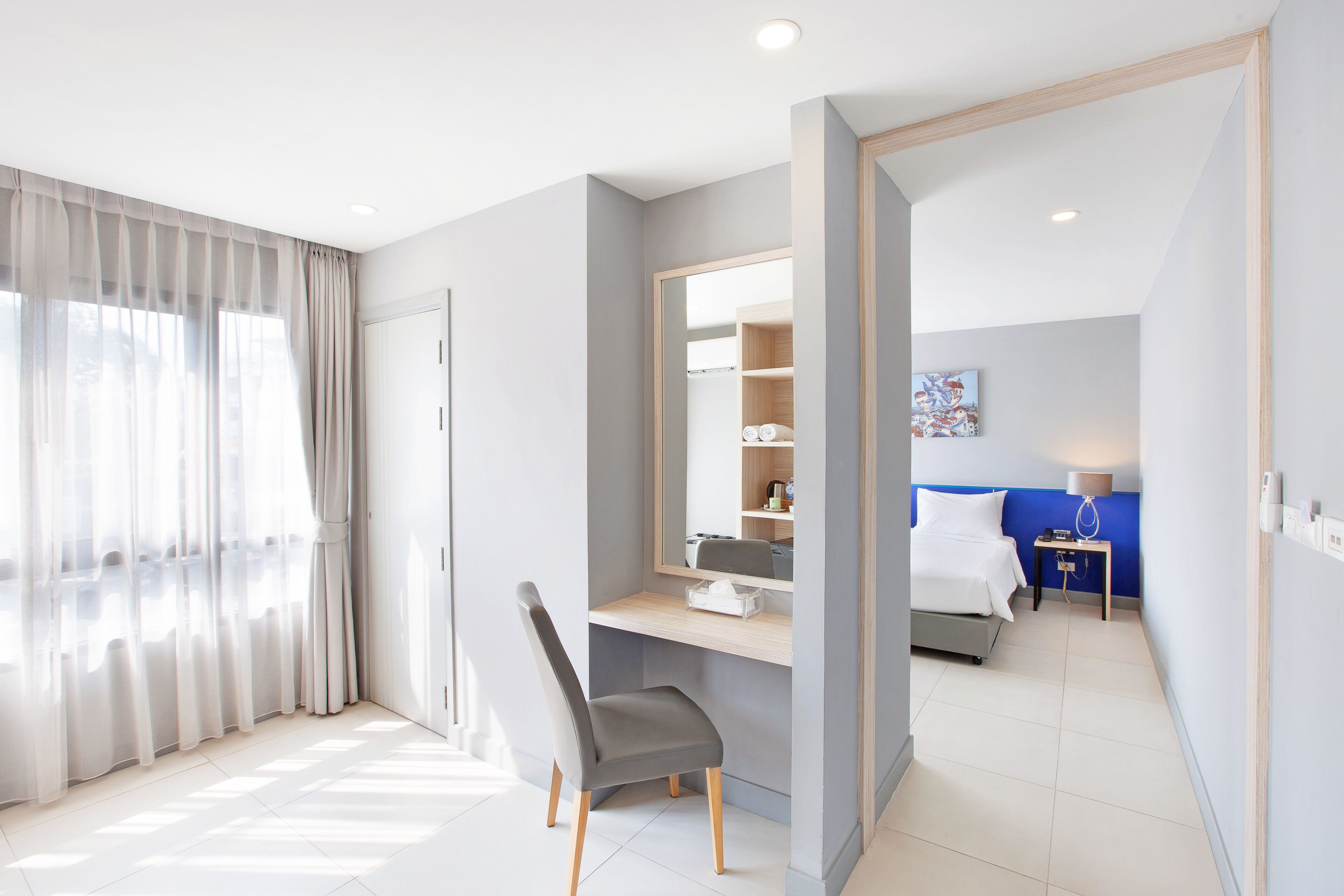 deluxe room | living area | flat-screen tv