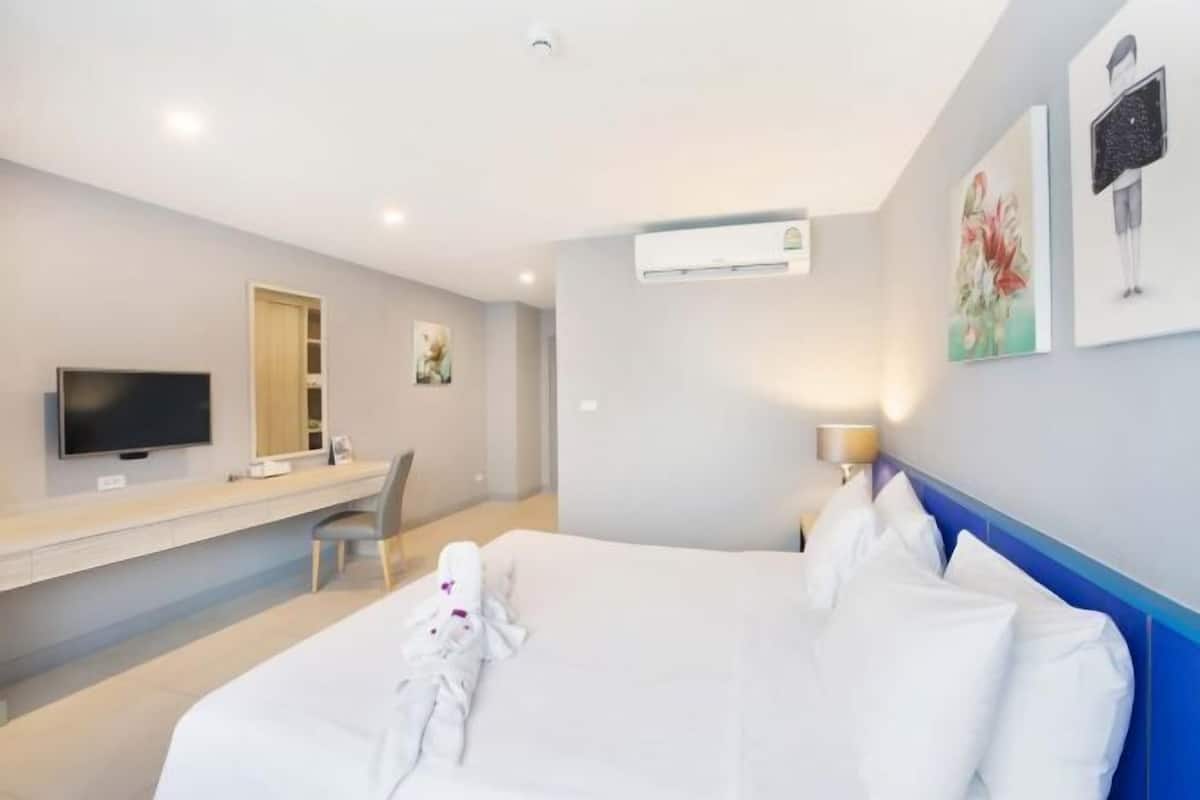 Minibar, bàn, bàn ủi/dụng cụ ủi quần áo