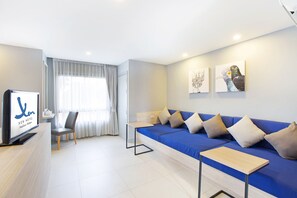 Deluxe Premium Room | Wohnbereich | Flachbildfernseher