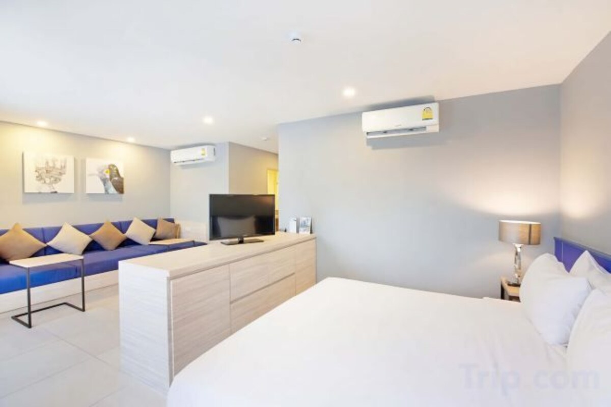 Minibar, desk, iron/ironing board (on request), WiFi (free)
