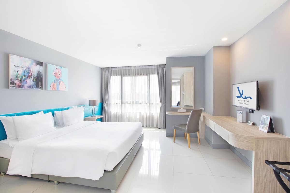 Phòng Deluxe | Minibar, bàn, bàn ủi/dụng cụ ủi quần áo
