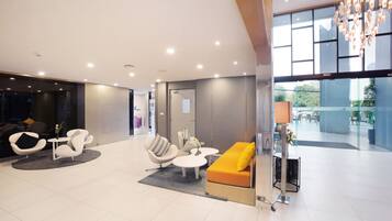 Coin salon dans le hall