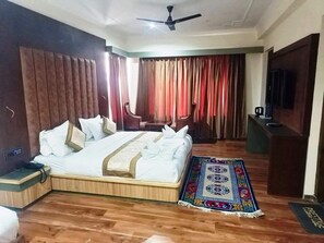 Premium bedding, in-room safe, desk, rollaway beds - TIH Hotel Ladakh Heaven (Leh)
