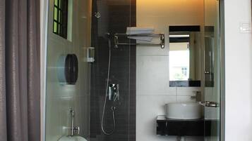 Shower, free toiletries, towels