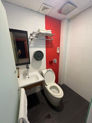 Deluxe Room | Bathroom | Shower, free toiletries, towels - Time Hotel Seremban (Seremban)