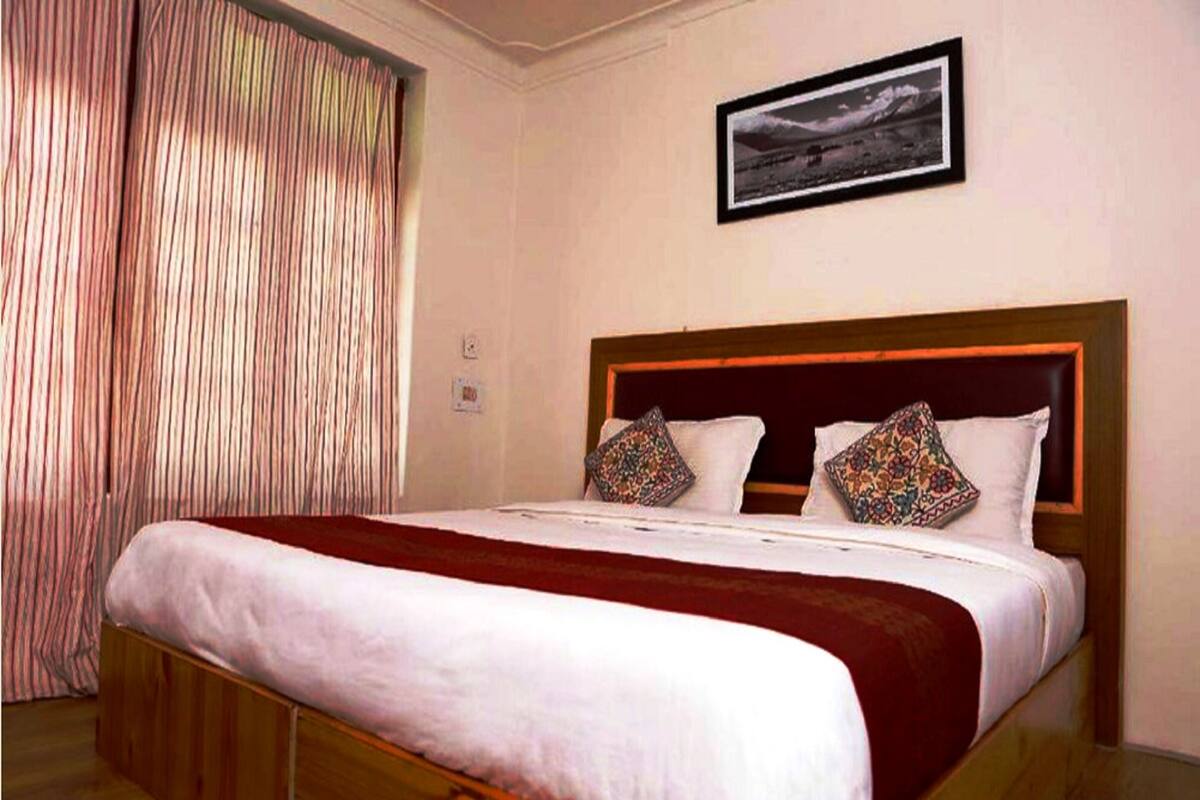 Comfort Double Room | Meja, kalis bunyi, seterika/papan seterika, katil lipat simpan/tambahan