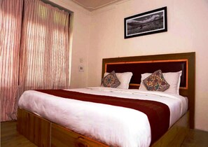 Comfort Double Room | Desk, soundproofing, iron/ironing board, rollaway beds