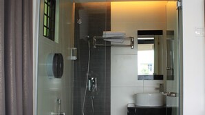 淋浴設備、免費盥洗用品、毛巾