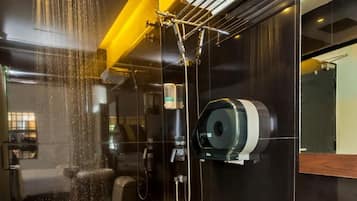 Een douche, gratis toiletartikelen, handdoeken