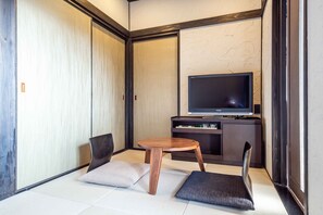 Standard Double Room, 1 Double Bed, Non Smoking | In-room safe, desk, blackout drapes, soundproofing - Ryokan Nagomitsuki (Beppu)