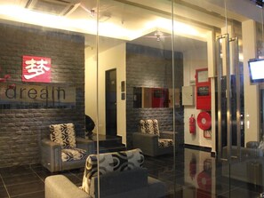 Coin salon dans le hall