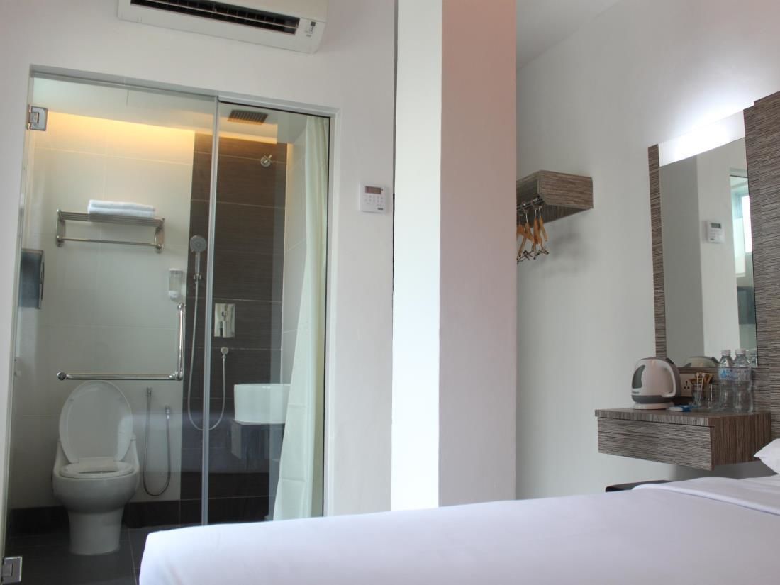 Shower, free toiletries, towels