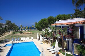 Seasonal outdoor pool, open 8:00 AM to 9:00 PM, pool umbrellas - Catamaran Hotel (Bodrum)