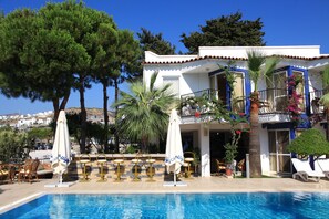 Seasonal outdoor pool, open 8:00 AM to 9:00 PM, pool umbrellas - Catamaran Hotel (Bodrum)