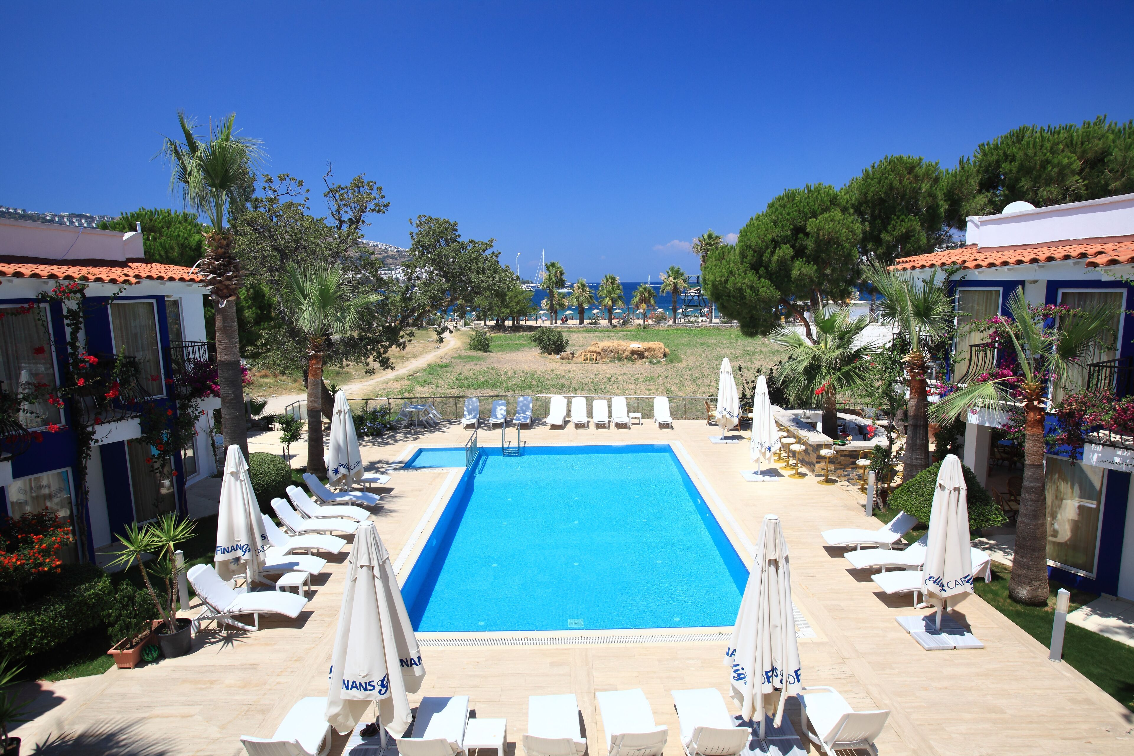 Piscine extérieure (ouverte en saison), parasols de plage