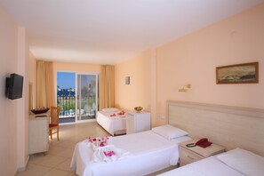 Chambre triple Standard | Literie de qualité, bureau, fer et planche à repasser