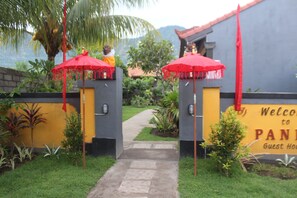 Property entrance - Pande Guest House Pemuteran (Pemuteran)