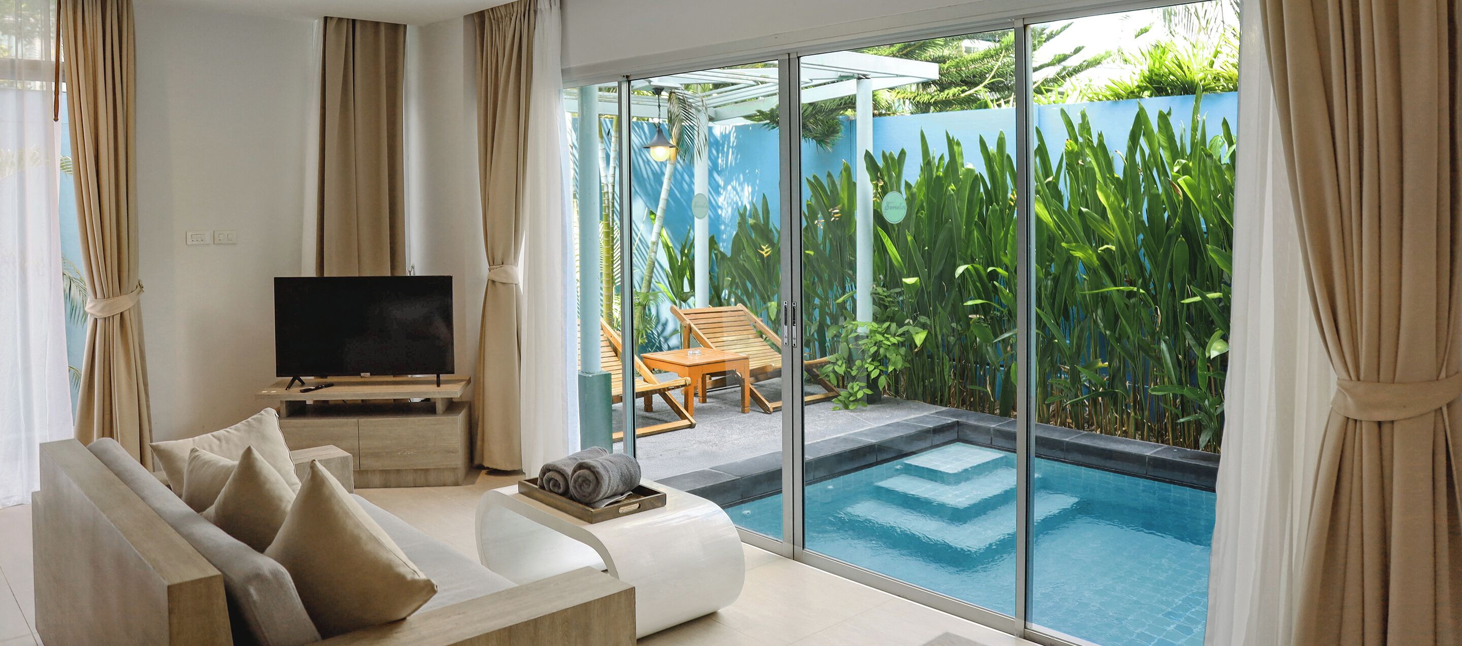 Duplex One Bedroom Pool Villa | Sala de estar | Televisión LCD de 32 pulgadas con canales por cable y televisión 