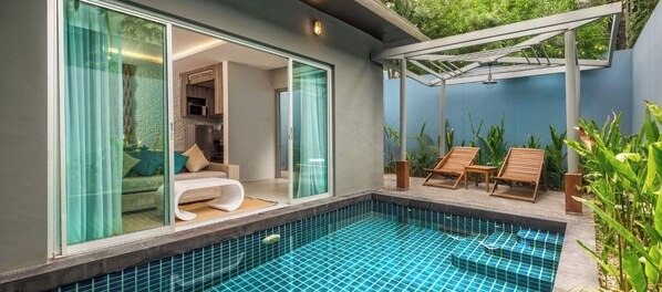 Un espace piscine extérieur moderne doté d’un salon vitré, d’une terrasse avec des chaises longues et d’une pergola.