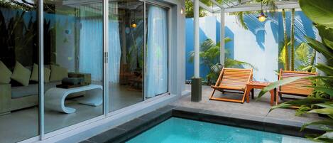 Minibar, caja de seguridad en la habitación y decoración personalizada