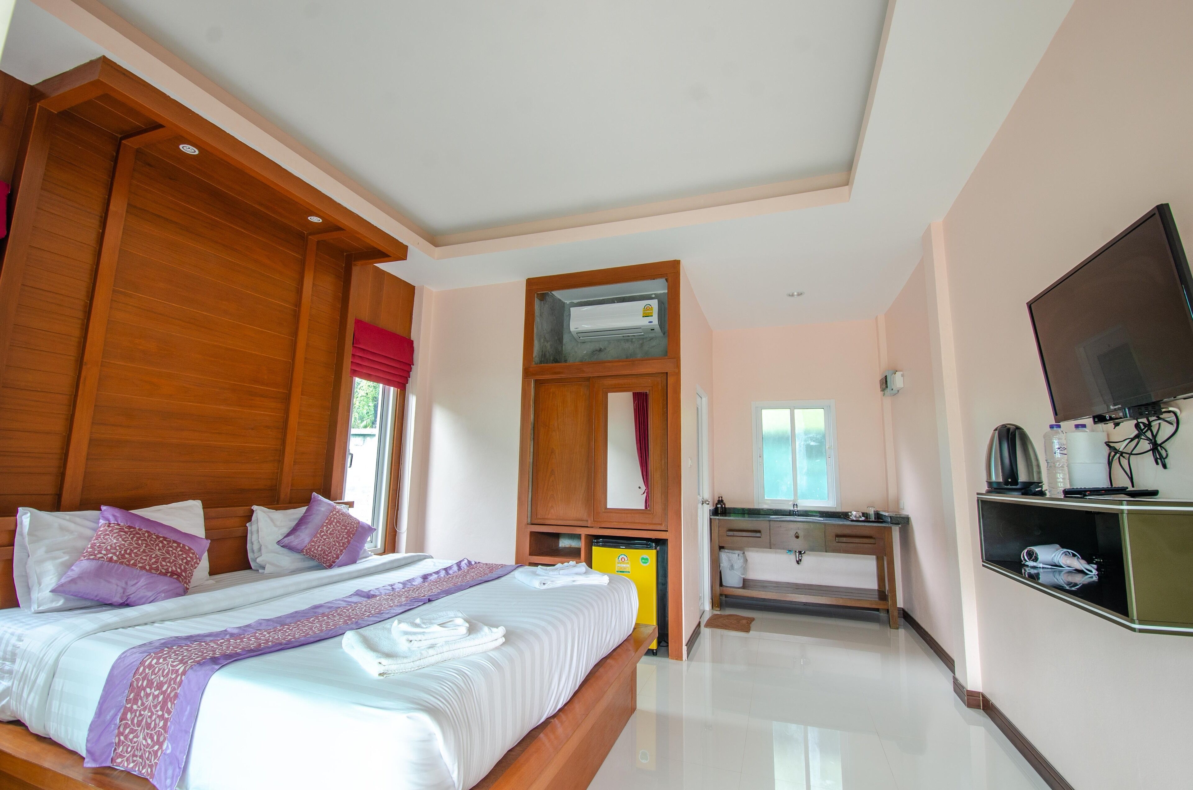 minibar, in-room safe, free wifi, bed sheets