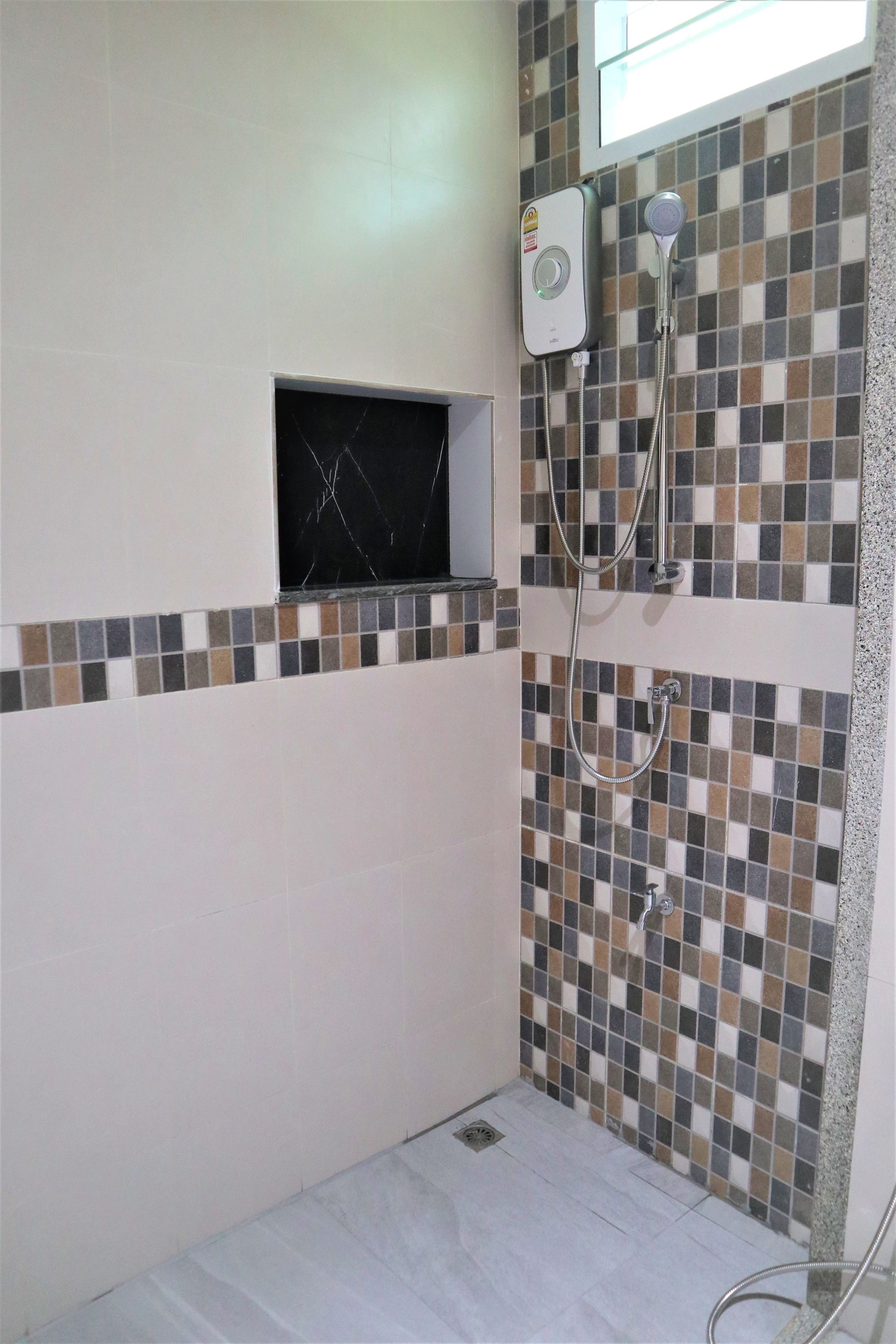 standard room, 1 queen bed | bathroom | shower, free toiletries, hair dryer, towels