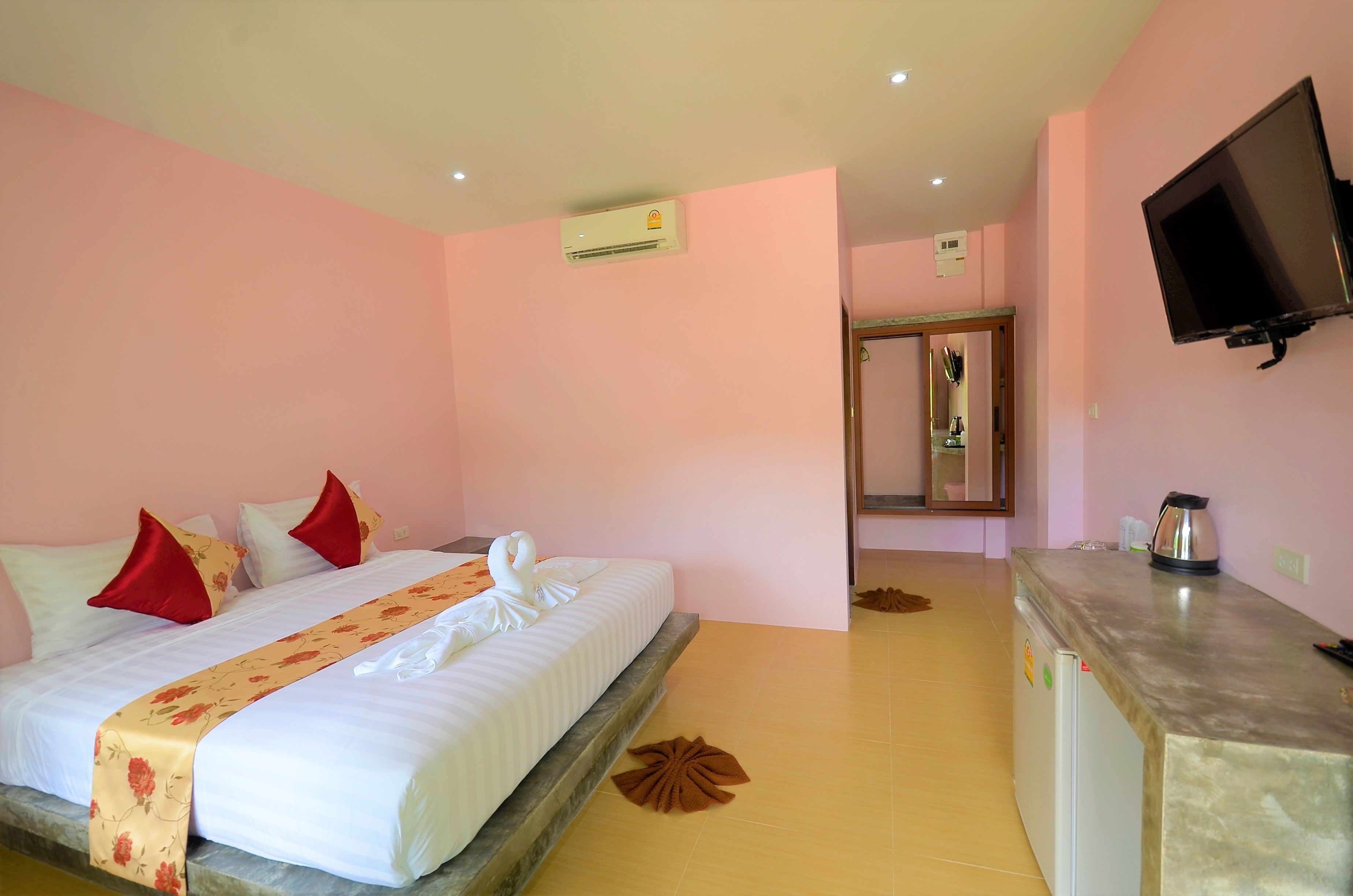 standard room, 1 queen bed | minibar, in-room safe, free wifi, bed sheets
